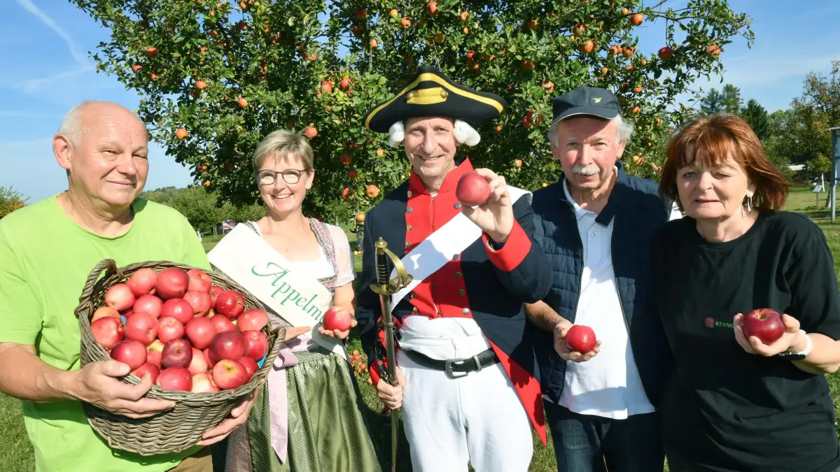 Krönung neuer Apfelsorte beim Doppeljubiläum im Pomologischen Schau- und Lehrgarten – 30 Jahre Apfeltag und 25 Jahre Pomogarten: Krönung neuer Apfelsorte beim Doppeljubiläum im Pomologischen Schau- und Lehrgarten – 30 Jahre Apfeltag und 25 Jahre Pomogarten
- Auf dem Foto sind v.l. Botaniker und Züchter Egbert Kritsch mit der neuen Apfelsorte, Äppelmoid Diplom-Ingenieurin für Gartenbau Jana Reichel, Enrico Kleppa als Friedrich II. (der Große), Baumschulgärtner Dipl.- Ing. für Gartenbau Roland Graeff und die Vorsitzende von Kerngehäuse e.V. Andrea Opitz zu sehen