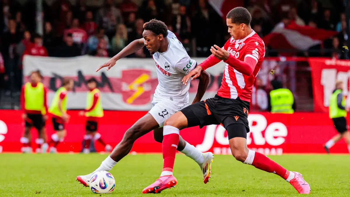 v.l. Chilohem Onuoha (SC Verl, #27), Nyamekye Awortwie-Grant (FC Energie Cottbus, #23)
GER, SC Verl vs. FC Energie Cottbus, Fussball, 3. Liga, 7. Spieltag, Spielzeit 2025/2026, 21.09.2025
DFL Regulations prohibit any use of photographers as image sequences and/or quasi-video.
Foto: Eibner-Pressefoto/Jan Rollinger