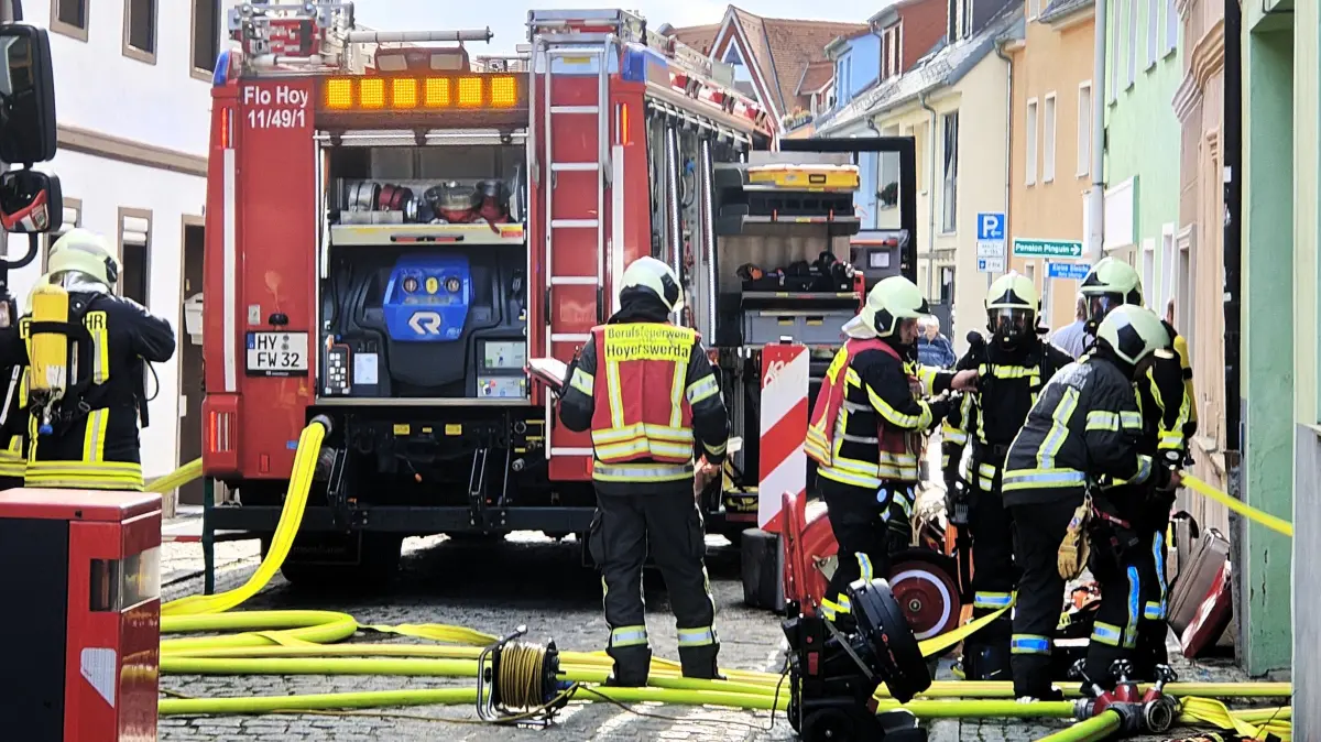 Die Feuerwehr war in der Altstadt von Hoyerswerda mit einem Großaufgebot an Einsatzkräften vor Ort.