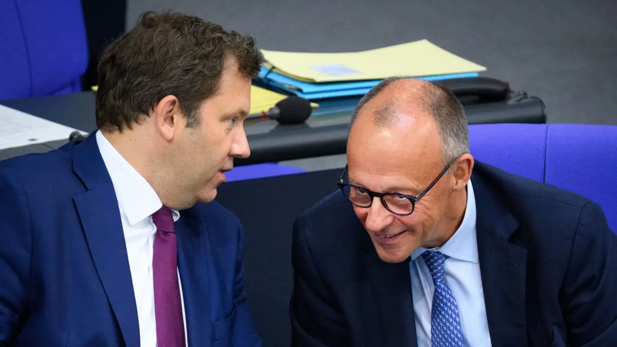 23.09.2025, Berlin: Lars Klingbeil (l, SPD), Bundesminister der Finanzen, und Bundeskanzler Friedrich Merz (CDU) sitzen in der 26. Plenarsitzung der 21. Legislaturperiode im Deutschen Bundestag. In der sogenannten Haushaltswoche des Bundestages geht das Parlament die Einzeletats der Ministerien für den Bundeshaushalt 2026 durch. Heute folgen nach einer allgemeinen Finanzdebatte die Etats der Bundesministerien für Verkehr, Wohnen, Gesundheit und Landwirtschaft. Foto: Bernd von Jutrczenka/dpa +++ dpa-Bildfunk +++