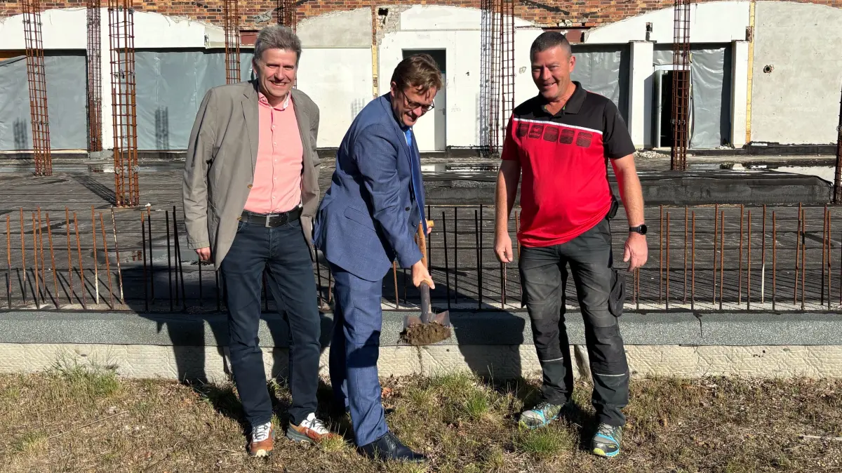 Symbolischer Spatenstich für die Wiederaufnahme der Bauarbeiten am Erlebnisbad nach zweieinhalb Jahren mit Bürgermeister Andreas Pfeiffer (M.), dem stellvertretenden Bürgermeister Carsten Henkel (l.) und Schwimmmeister Steffen Junghannß.