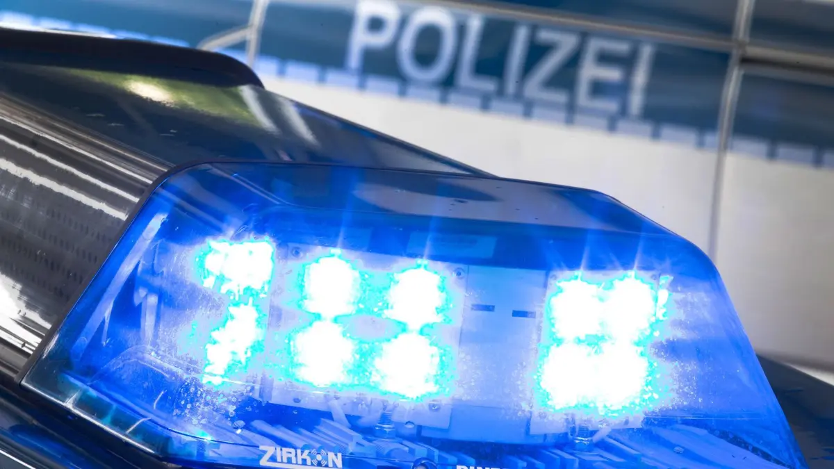 ARCHIV - 27.07.2015, Niedersachsen, Osnabrück: SYMBOLFOTO - Ein Blaulicht auf dem Dach eines Polizeiwagens. (zu dpa: «Stiftung: Hohe Dunkelziffer bei rechten Verdachtsfällen in Polizei») Foto: Friso Gentsch/dpa +++ dpa-Bildfunk +++