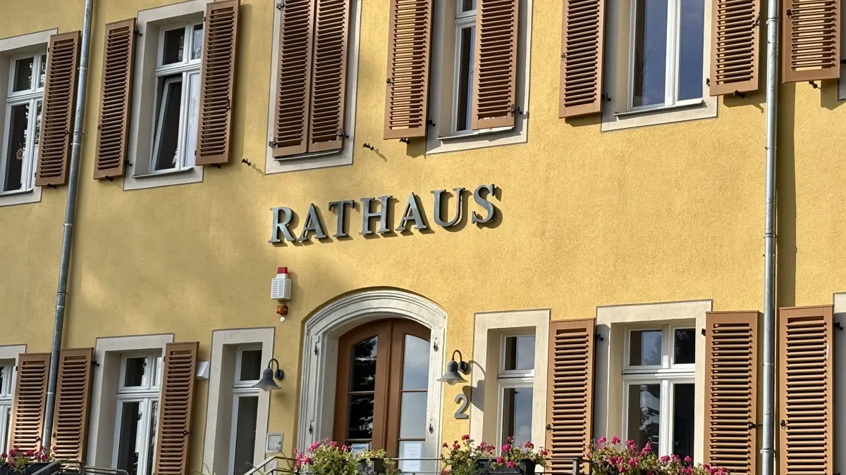 Wer zieht als neuer Bürgermeister von Bernsdorf im September 2026 in dieses schöne Rathaus ein? Noch werden die Diskussionen dazu hinter den verschlossenen Türen der Parteien und Wählervereinigungen geführt.
