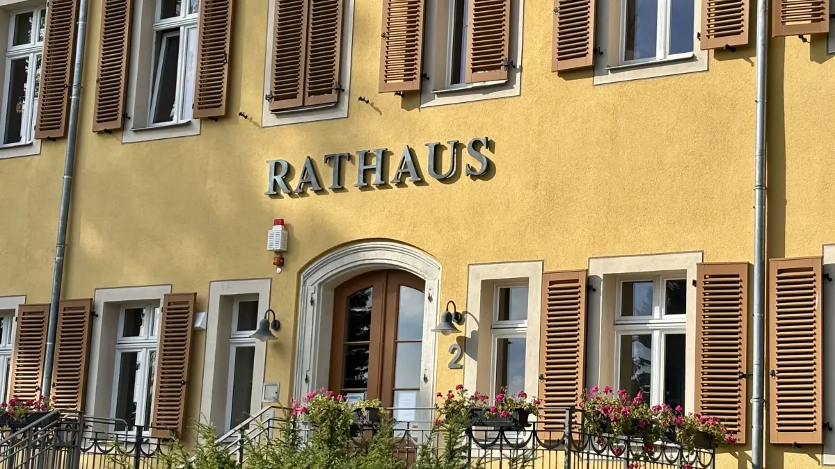Wer zieht als neuer Bürgermeister von Bernsdorf im September 2026 in dieses schöne Rathaus ein? Noch werden die Diskussionen dazu hinter den verschlossenen Türen der Parteien und Wählervereinigungen geführt.