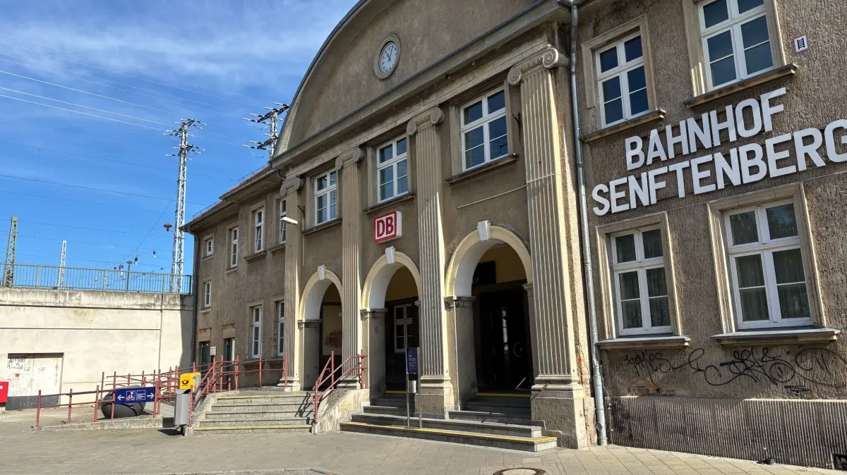 Die Toilette im Senftenberger Bahnhofsgebäude sind seit Jahr und Tag geschlossen. Jetzt will die Stadt mit einer eigenen Anlage Abhilfe schaffen.
