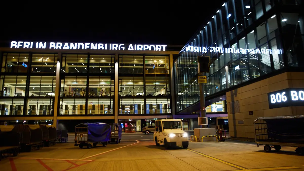 Nachts auf dem Flugfeld des Flughafens BER: ARCHIV - 25.06.2025, Brandenburg, Schönefeld: Blick in der Nacht auf den Flughafen Berlin Brandenburg. Zahlreiche Tätigkeiten, die tagsüber nicht möglich sind, werden in der Nacht verrichtet. So z.B. die Wartung der Lichtanlagen auf dem Rollfeld. (zu dpa: «Brandenburg will am Airport-Nachtflugverbot nicht rütteln») Foto: Jörg Carstensen/dpa +++ dpa-Bildfunk +++