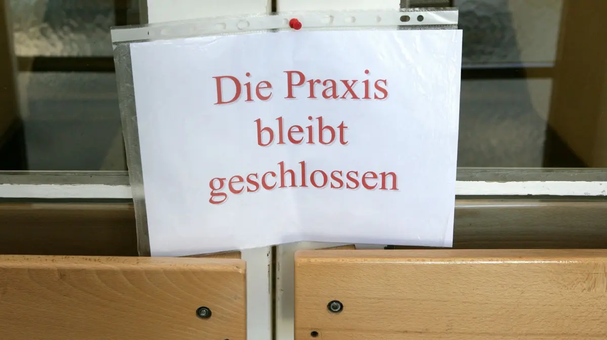 ARCHIV - ILLUSTRATION - An einer Tür zu einer Arztpraxis hängt ein Schild mit der Aufschrift «Die Praxis bleibt geschlossen». In Ostbrandenburg fehlen nach Angaben der Betriebskrankenkasse BKK viele Mediziner. Foto: Patrick Pleul/dpa (zu dpa "Lösungen für Ärztemangel in Ostbrandenburg gesucht" vom 06.04.2016) +++(c) dpa - Bildfunk+++
