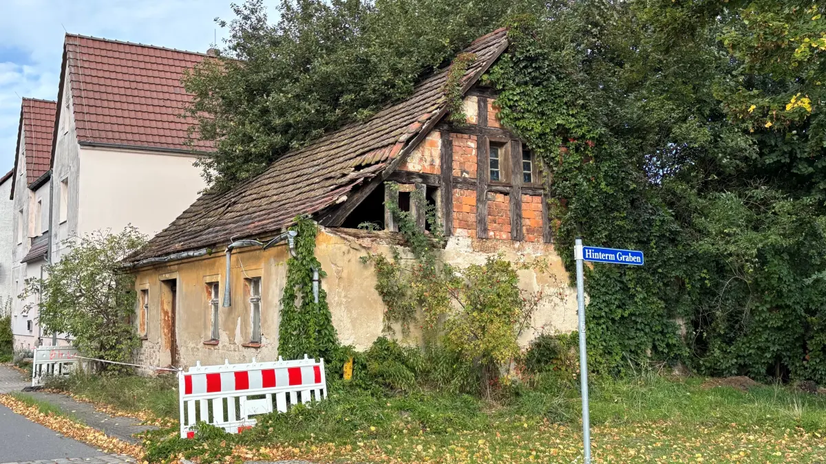 Seitenansicht des Gebäudes, das für 1000 Euro versteigert wird. Es liegt in Lieberose. Sanierung oder Abriss - beides ist möglich.