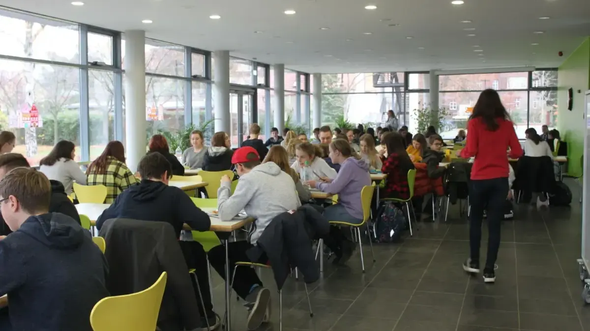 Mittagspause am Philipp-Melanchthon-Gymnasium in Herzberg: Die Schülerinnen und Schüler profitieren vom neuen Angebot der Cafeteria zum Armaturenpark.