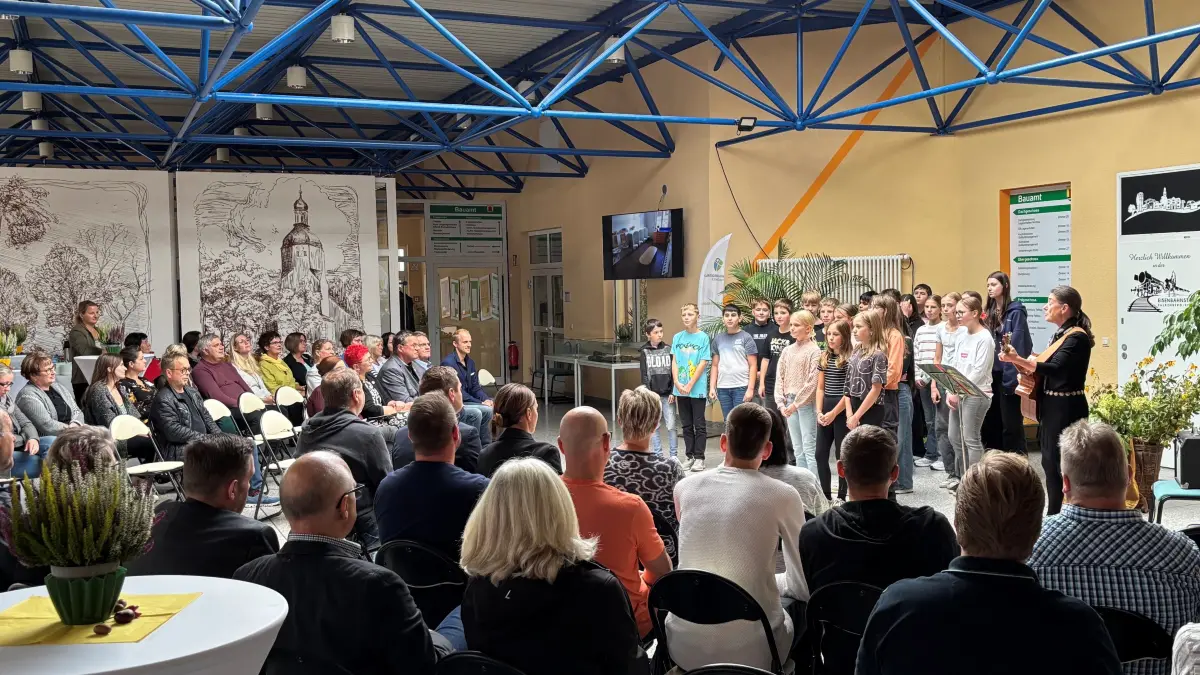 Mit dem musikalischen Beitrag von "Freude, schöner Götterfunken" durch die Schüler der 6a der Astrid Lindgren Grundschule der Stadt, ging der Verwaltungsstandort komplett in Betrieb.