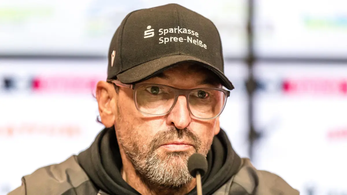 3. Liga Saison 2025/26 FC Energie Cottbus vs. VfB Stuttgat II: Fußball: Dritte Liga, FC Energie Cottbus - VfB Stuttgart II, LEAG Energie Stadion: Cheftrainer Claus-Dieter Wollitz (FC Energie Cottbus) spricht in der Pressekonferenz nach dem Spiel.