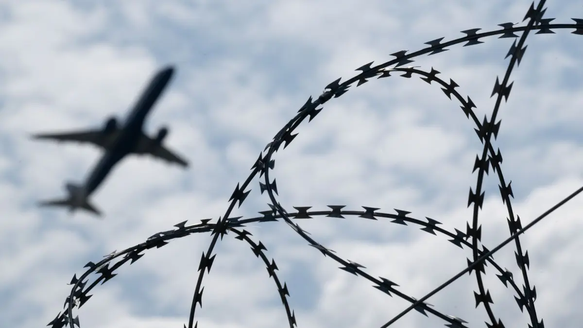 Abschiebungen: ARCHIV - 06.06.2024, Brandenburg, Schönefeld: Ein Flugzeug hebt am Flughafen BER hinter einem Zaun mit Natodraht ab. (zu dpa: «Verhandlungen mit Taliban über Abschiebungen in Kabul») Foto: Sebastian Gollnow/dpa +++ dpa-Bildfunk +++