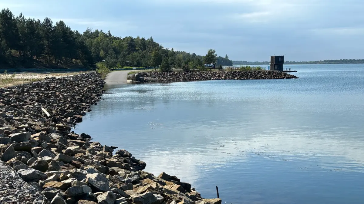 Das künftige Hafenbecken am Partwitzer See wurde bereits vor vielen Jahren gebaut. Jetzt soll dort der eigentliche Hafen mit Mole und Stegen entstehen. Im Hintergrund ist das erste schwimmende Haus im Seenland zu sehen. Anno 2026 wird es bereits 20 Jahre alt.