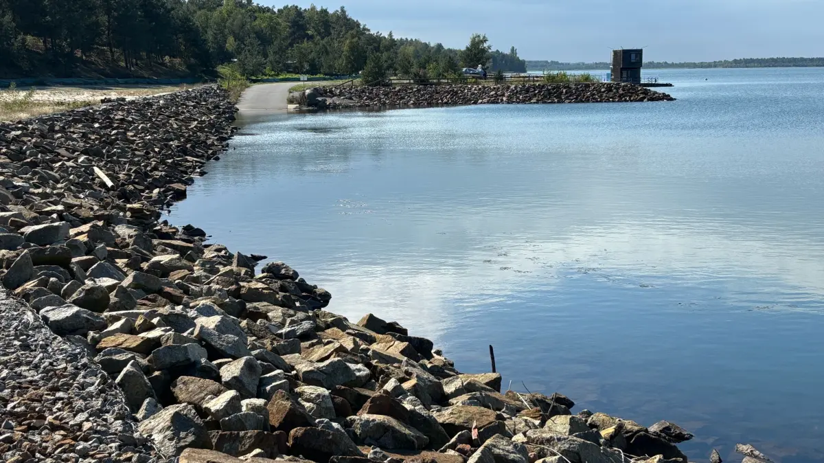 Das künftige Hafenbecken am Partwitzer See wurde bereits vor vielen Jahren gebaut. Jetzt soll dort der eigentliche Hafen mit Mole und Stegen entstehen. Im Hintergrund ist das erste schwimmende Haus im Seenland zu sehen. Anno 2026 wird es bereits 20 Jahre alt.
