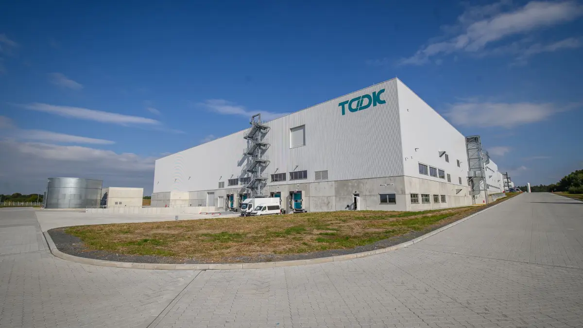 90 Millionen Euro hat TDDK in diesen Erweiterungsbau mit automatischem Hochregallager sowie mit Fertigungsstrecke für elektrisch angetriebene Kompressoren gesteckt.
