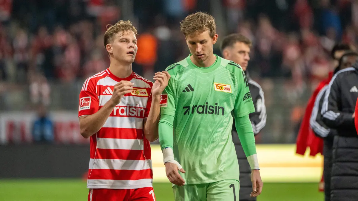 1.BL 1. FC Union - Hamburger SV 2025/26: Fußball, Herren, Saison 2025/2026, 1. Bundesliga (5. Spieltag), 1. FC Union Berlin - Hamburger SV, v. l. Andras Schäfer (1. FC Union), Torwart Frederik Rönnow (1. FC Union), Enttäuschung nach Abpfiff, 28.09.2025, Foto: Matthias Koch
