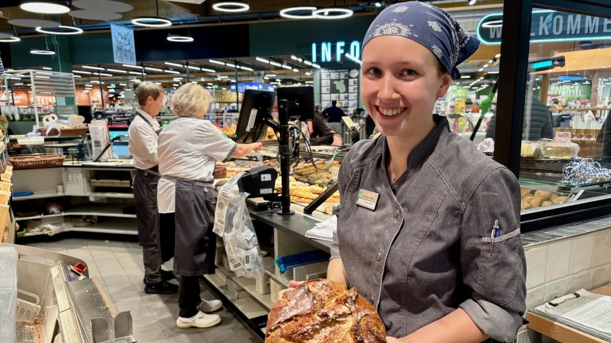 Piper Mieth ist Bäckermeisterin in der Schaubäckerei des neuen Marktkaufes im Lausitz Park in Cottbus. Sie setzt den Sauerteig fürs Brot selbst an.