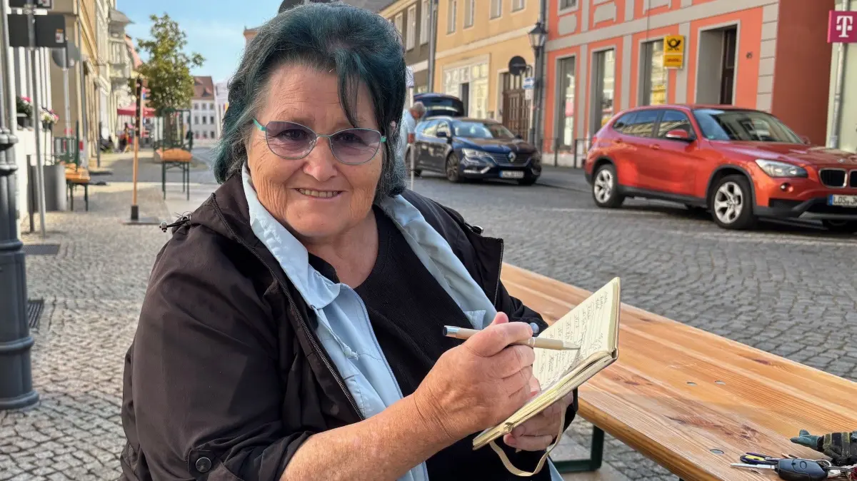 Jutta Dzielak beim Maxi-Herbst-Mix 2025 in Luckau. Am 28. September 2025 findet auch die Bürgermeisterwahl von Luckau statt.
