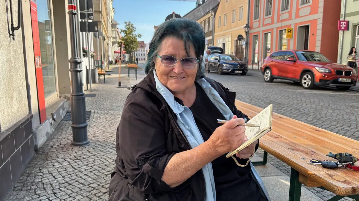 Jutta Dzielak beim Maxi-Herbst-Mix 2025 in Luckau. Am 28. September 2025 findet auch die Bürgermeisterwahl von Luckau statt.