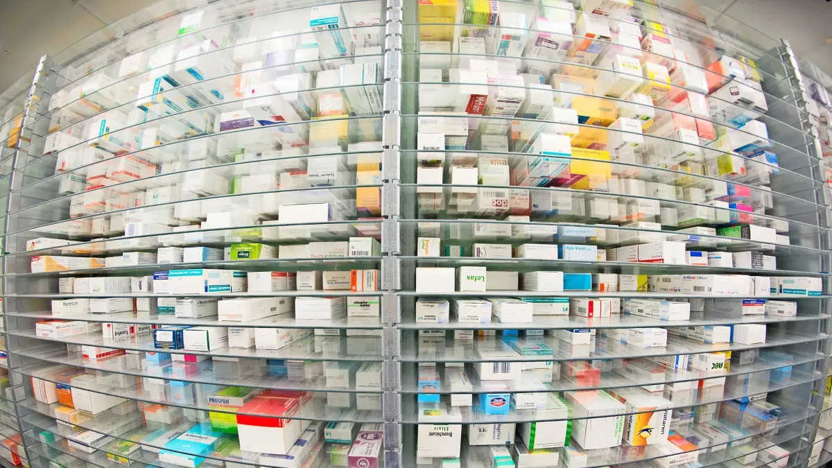 ARCHIV - 29.04.2015, Hamburg: Medikamente liegen in den Regalen eines Kommissionierautomaten einer Apotheke. (zu dpa: «Was bedeuten Trumps Zölle auf Arzneien für Deutschland?») Foto: Daniel Reinhardt/dpa +++ dpa-Bildfunk +++