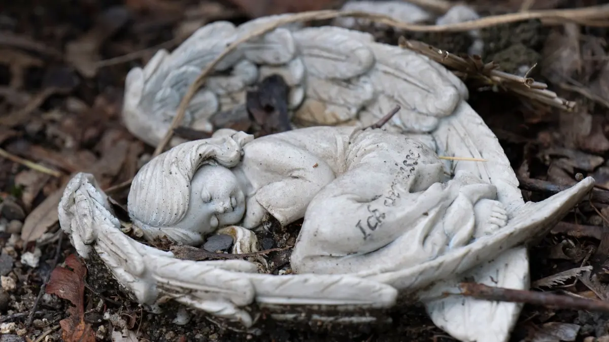Hessisches Bestattungsgesetz verabschiedet: ARCHIV - 10.09.2025, Rheinland-Pfalz, Mainz: Eine kleine Engels-Skulptur auf einem Friedhof. (zu dpa: «Hessen stärkt Rechte für Eltern von Sternenkindern») Foto: Boris Roessler/dpa +++ dpa-Bildfunk +++