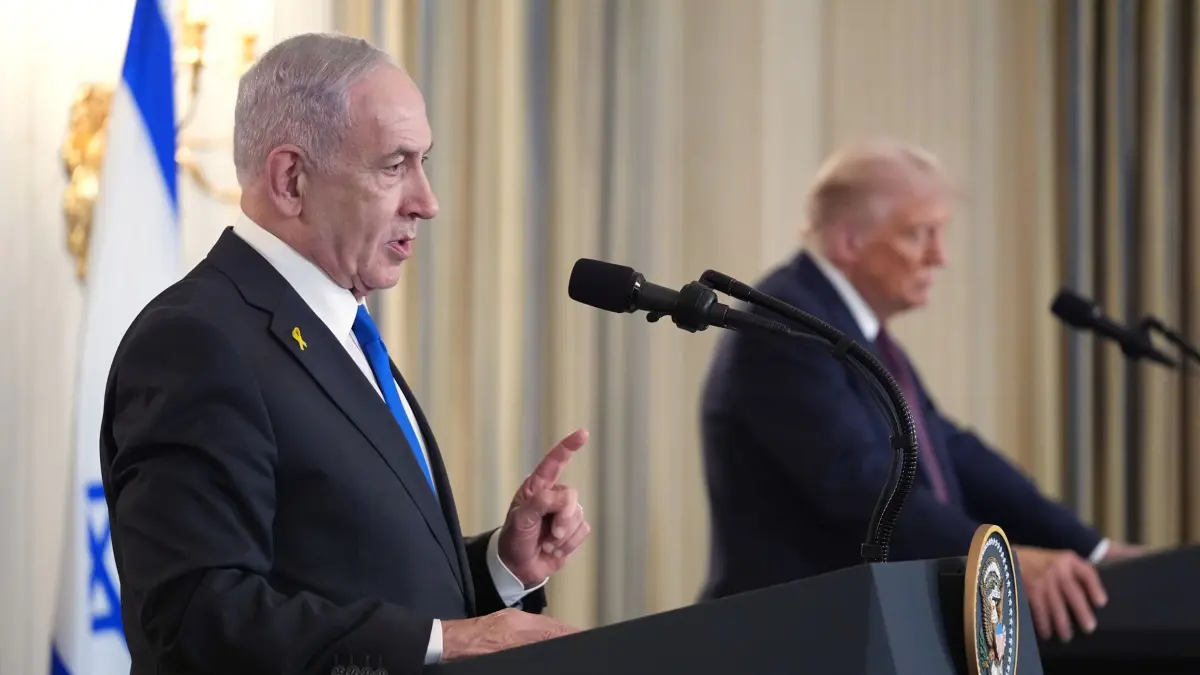 30.09.2025, USA, Washington: Der israelische Ministerpräsident Benjamin Netanjahu spricht während einer Pressekonferenz mit US-Präsident Trump im State Dining Room des Weißen Hauses. Foto: Evan Vucci/AP/dpa +++ dpa-Bildfunk +++