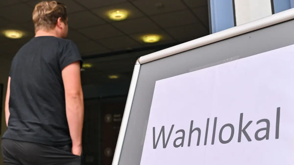 Ein Mann geht bei der Bürgermeisterwahl von Seelow in ein Wahllokal. Die Einwohner der Kreisstadt von Märkisch-Oderland, Seelow, konnten am 27.08.2023 ein neuer Bürgermeister wählen. Jörg Schröder war im April überraschend gestorben. Zwei Kandidaten - der parteilose Robert Nitz und Falk Janke von der AfD - sind gegeneinander angetreten. Falls Janke vorne läge, wäre er der erste hauptamtliche Bürgermeister der AfD in Brandenburg. +++ dpa-Bildfunk +++