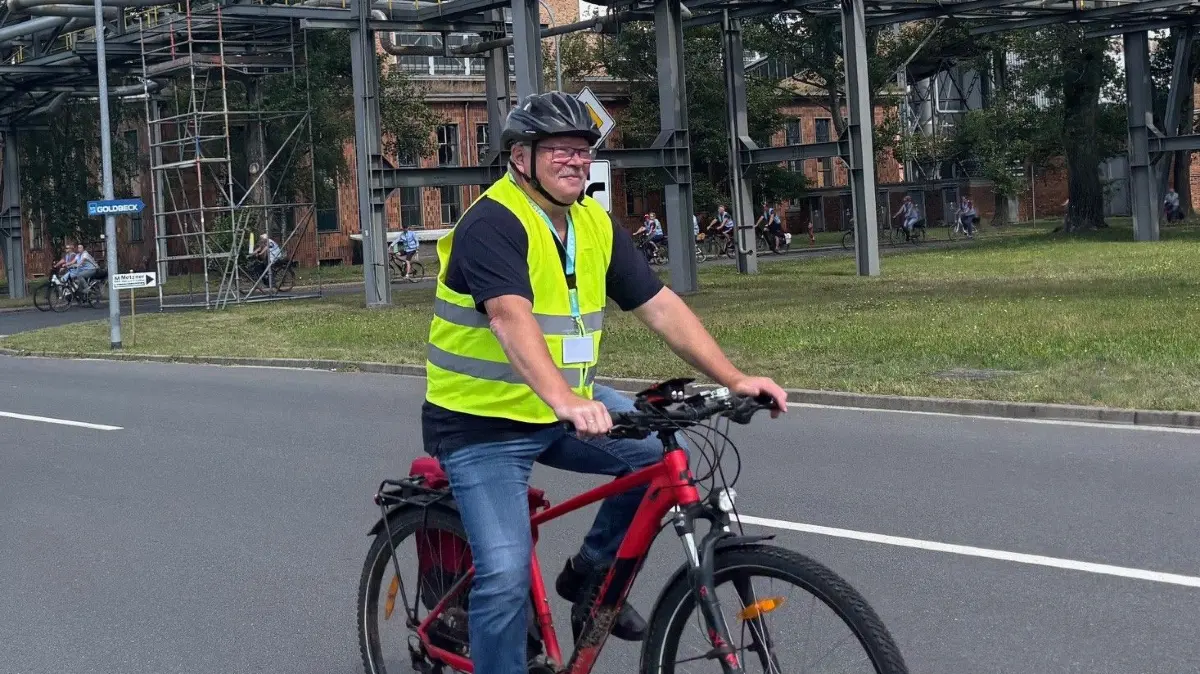 Siegfried Jung dreht auch am Tag der offenen Tür im Industriepark Schwarze Pumpe mehrer Runden mit Radfahrern.