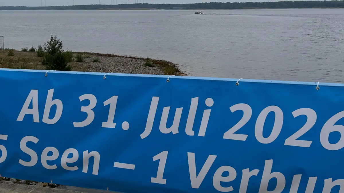 Auf den neuen Bannern von LMBV und Tourismusverband auf den Kanalbrücken ist jetzt das Eröffnungsdatum der Lausitzer Restlochkette zu sehen: 31. Juli 2026.