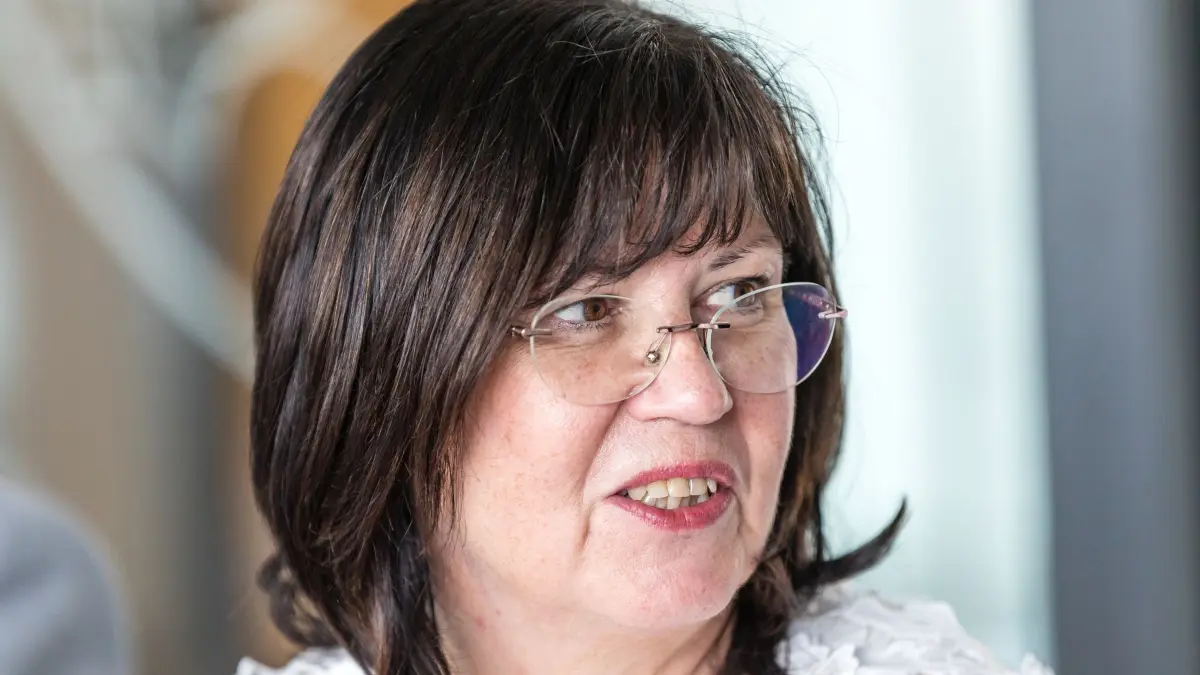 Auszeichnung für Sprembergs Bürgermeisterin: ARCHIV - 21.08.2025, Brandenburg, Spremberg: Christine Herntier, Sprecherin der Brandenburger Kommunen der Lausitzrunde und Bürgermeisterin der Stadt Spremberg, gibt nach einer Beratung von Vertretern der Lausitzrunde mit dem brandenburgischen Innenminister Wilke ein Pressestatement. (zu dpa: «Engagement von Sprembergs Bürgermeisterin wird gewürdigt») Foto: Frank Hammerschmidt/dpa +++ dpa-Bildfunk +++