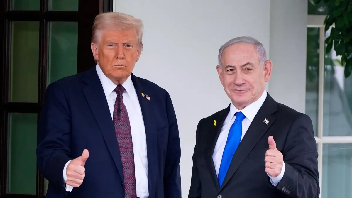 dpatopbilder - 29.09.2025, USA, Washington: US-Präsident Donald Trump begrüßt den israelischen Ministerpräsidenten Benjamin Netanjahu im Westflügel des Weißen Hauses. Foto: Alex Brandon/AP/dpa +++ dpa-Bildfunk +++