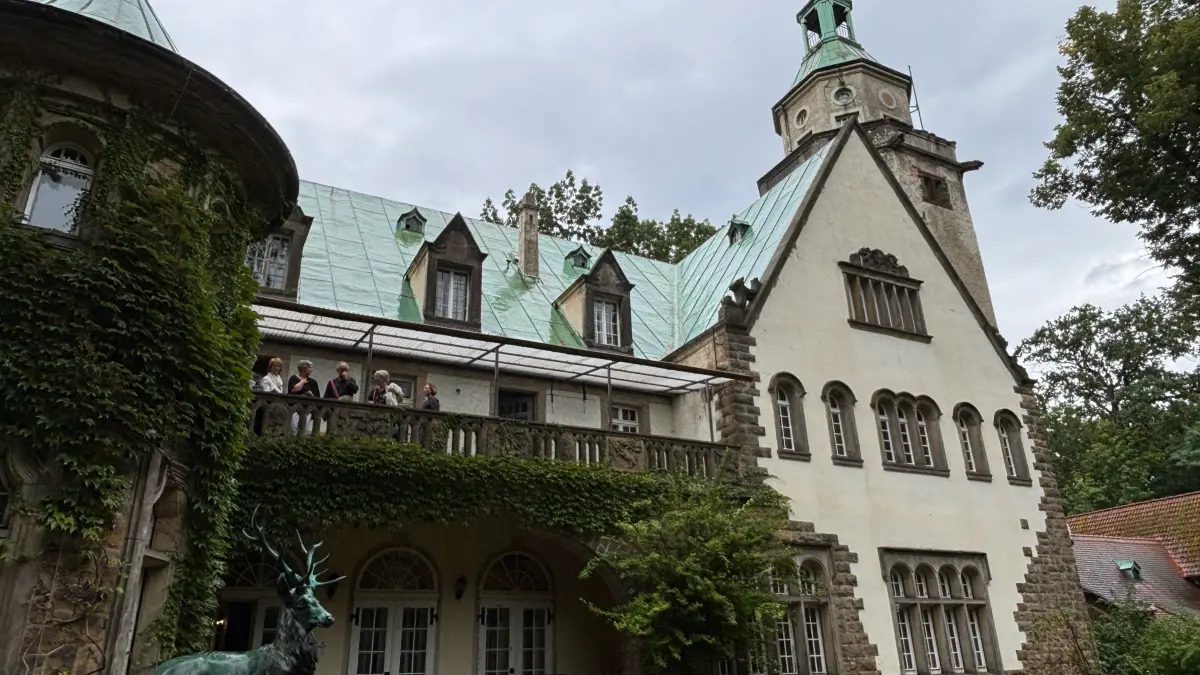 Schloss Bärwalde ist bereits über 100 Jahre alt. Jetzt hat das Ensemble einen neuen Eigentümer gefunden. Auf ihn wartet Arbeit ohne Ende, denn das Schloss präsentiert sich stark sanierungsbedürftig.