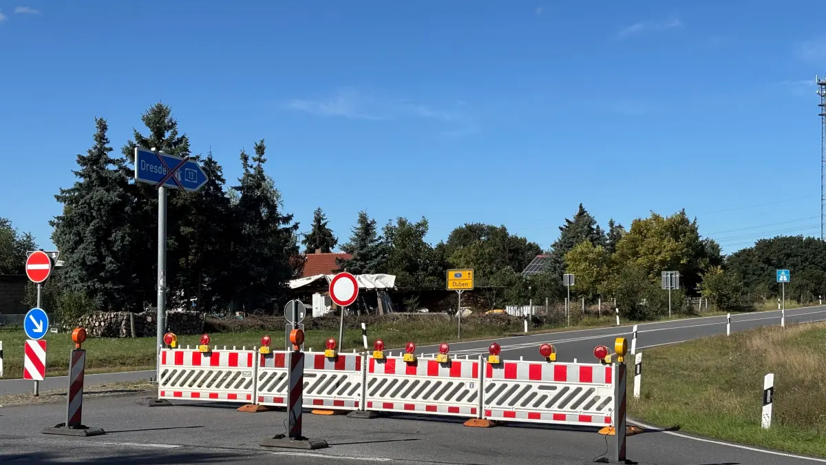 Autobahnauffahrt- und Abfahrt der A13 in Richtung Dresden ist noch bis zum 17. Oktober 2025 gesperrt. In Richtung Berlin ist das Auffahren möglich.