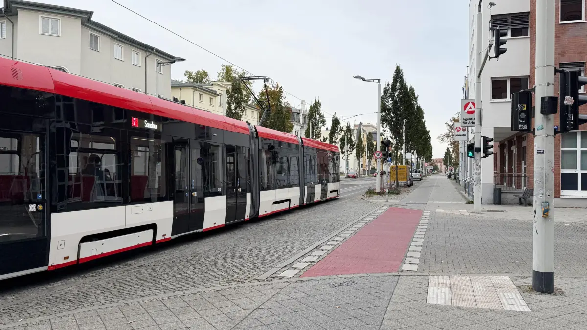 Skoda Strassenbahn Linie 2: Eine neue Skoda Strassenbahn von Cottbusverkehr auf der Linie 2 von der Jessener Strasse nach Sandow unterwegs.
