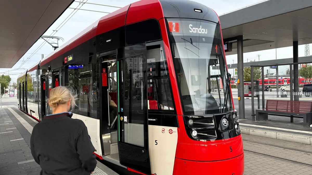 Skoda Strassenbahn Linie 2: Eine neue Skoda Strassenbahn von Cottbusverkehr auf der Linie 2 von der Jessener Strasse nach Sandow unterwegs.