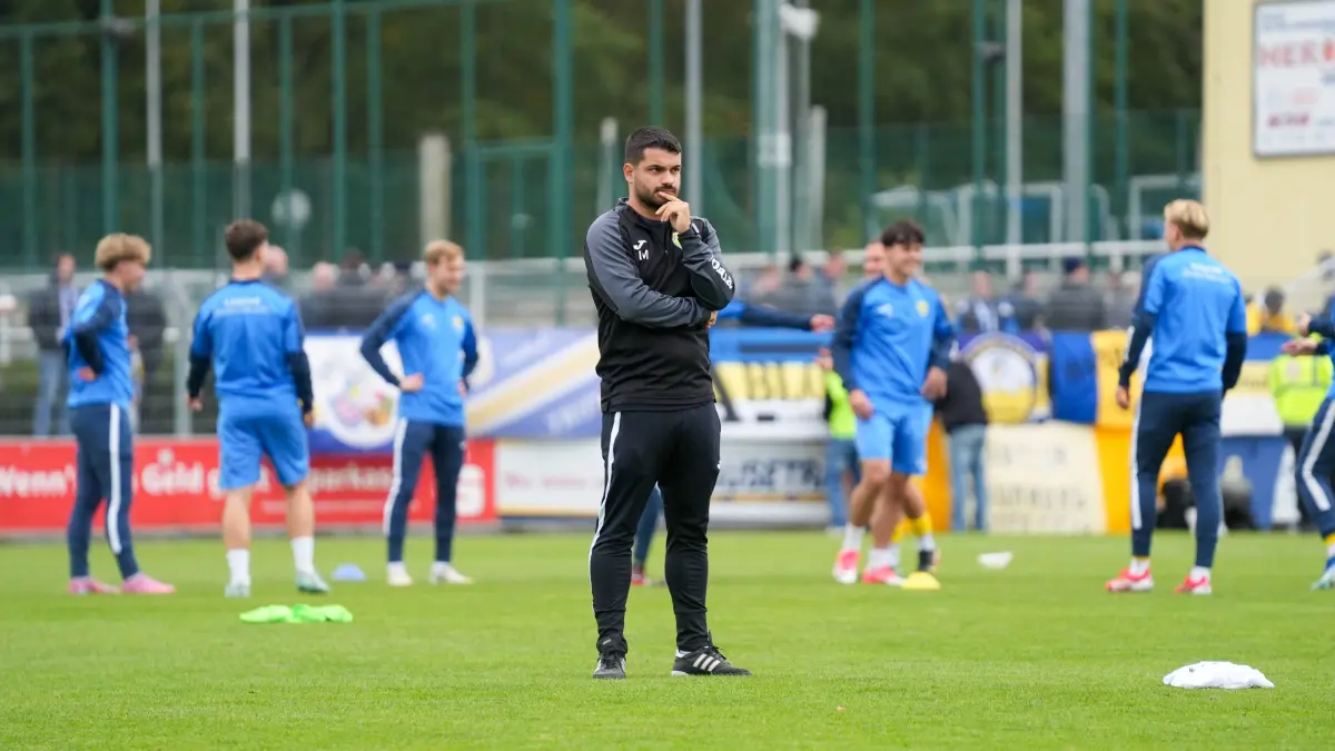 Fußball, Herren, Saison 2025/2026, Regionalliga Nordost, 11. Spieltag, FSV 63 Luckenwalde vs. FC Carl-Zeiss Jena, Samstag 05.10.2025, Werner-Seelenbinder-Stadion Luckenwalde,: Fußball, Herren, Saison 2025/2026, Regionalliga Nordost, 11. Spieltag, FSV 63 Luckenwalde vs. FC Carl-Zeiss Jena, Samstag 05.10.2025, Werner-Seelenbinder-Stadion Luckenwalde, Im Bild: Lukas Müller Co-Trainer Luckenwalde Brandenburg Deutschland *** Soccer, Men, Season 2025 2026, Regionalliga Nordost, Matchday 11, FSV 63 Luckenwalde vs FC Carl Zeiss Jena, Saturday 05 10 2025, Werner Seelenbinder Stadion Luckenwalde, In the picture Lukas Müller Co Coach Luckenwalde Brandenburg Germany