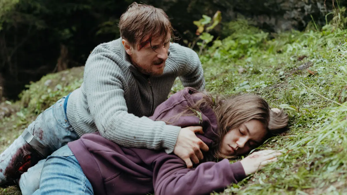 Jenny Eder (Laurena Marisol Lehrich) flüchtet in die Berge.