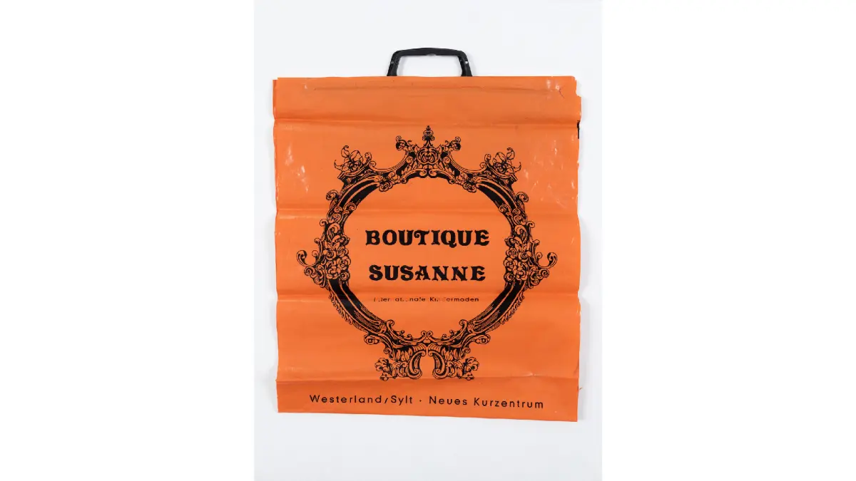 Tüte mit der Aufschrift "Boutique Susanne".