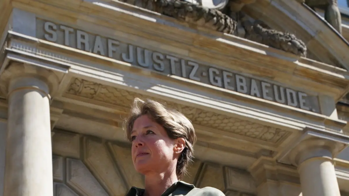 ARCHIV - 19.08.2025, Hamburg: Christina Block, deutsche Gastronomin und Unternehmerin, verlässt während einer Pause im Prozess wegen mutmaßlicher Kindesentführung das Strafjustizgebäude. In einer Nacht-und-Nebel-Aktion wurden in der Silvesternacht 2023/24 zwei Kinder der Gastronomie-Unternehmerin C. Block von Dänemark nach Deutschland gebracht. Wegen der mutmaßlichen Entführung findet am Landgericht Hamburg der Prozess statt, unter anderem gegen Block. (zu dpa: «Patriarch alter Schule - Steakhaus-König Eugen Block wird 85») Foto: Marcus Brandt/dpa +++ dpa-Bildfunk +++