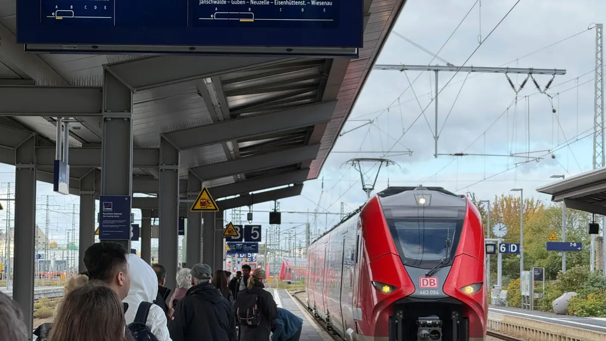 Symbolfoto Bahnhof Cot Okt 2025: Symbolfoto Hauptbahnhof Cottbus
RE10 Cottbus Hauptbahnhof nach Frankfurt/Oder