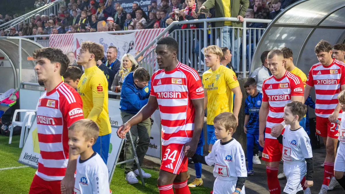 Testspiel FSV Luckenwalde - 1. FC Union 2025/26: Fußball, Herren, Saison 2025/2026, Testspiel, FSV 63 Luckenwalde - 1. FC Union Berlin (0:3), v. l. David Preu (1. FC Union), Stanley Nsoki (1. FC Union Berlin), Tim Skarke (1. FC Union Berlin), Robert Skov (1. FC Union Berlin) beim Einlaufen, 08.10. 2025, Foto: Matthias Koch