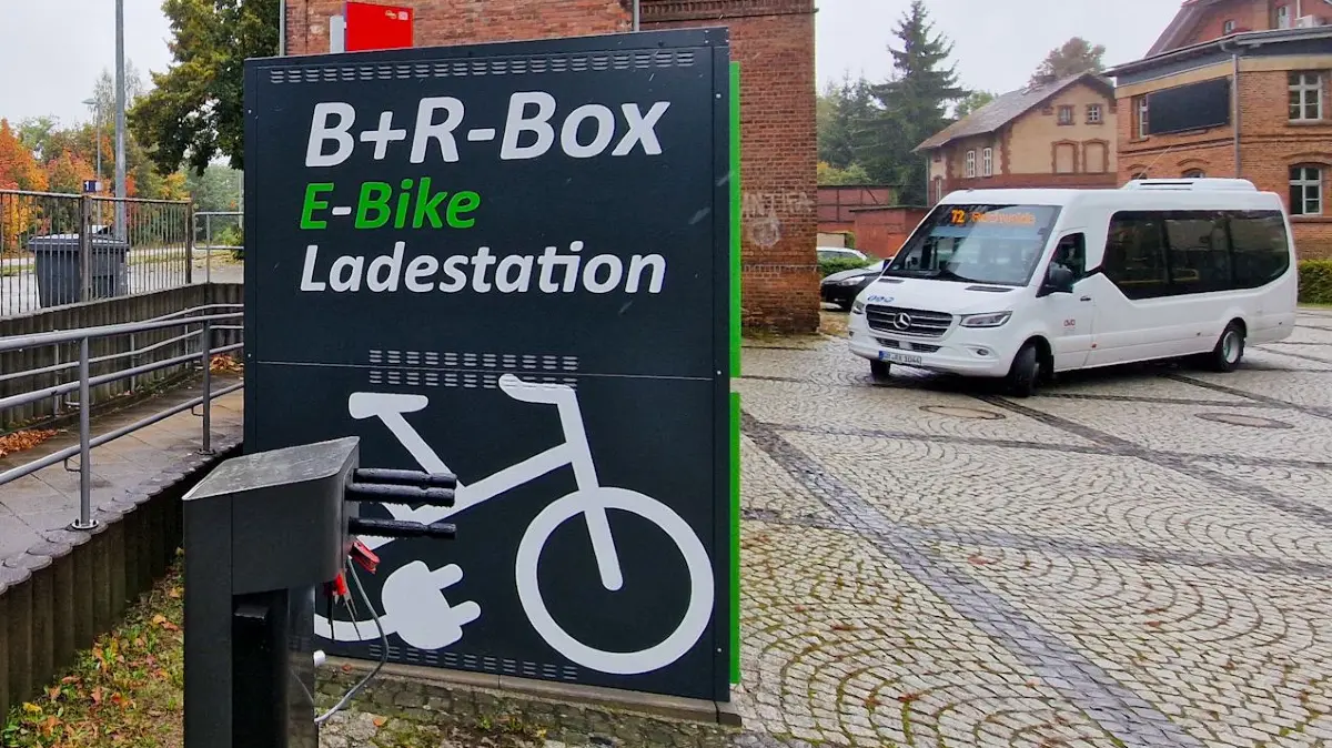 Bahnhof Rietschen: Mit einer Fahrradbox und Reparatursäule sollen Pendler und Radtouristen angesprochen werden. Beides wurde mit Strukturwandel-Geld finanziert. Nur der verlassene Bahnhof will so überhaupt nicht ins Bild passen.