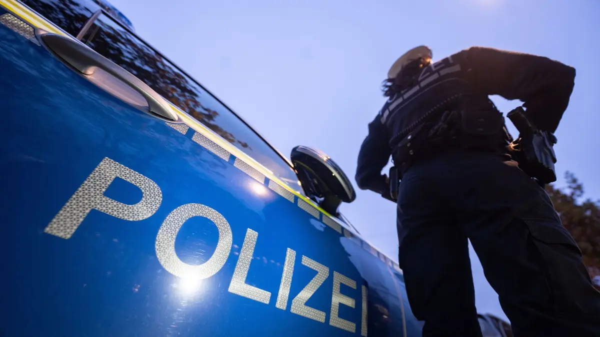 ILLUSTRATION - 30.11.2023, Baden-Württemberg, Stuttgart: Die Polizei kontrolliert ein Auto. (zu dpa: «Hochwertiges Werkzeug aus Baustellencontainern gestohlen») Foto: Marijan Murat/dpa +++ dpa-Bildfunk +++