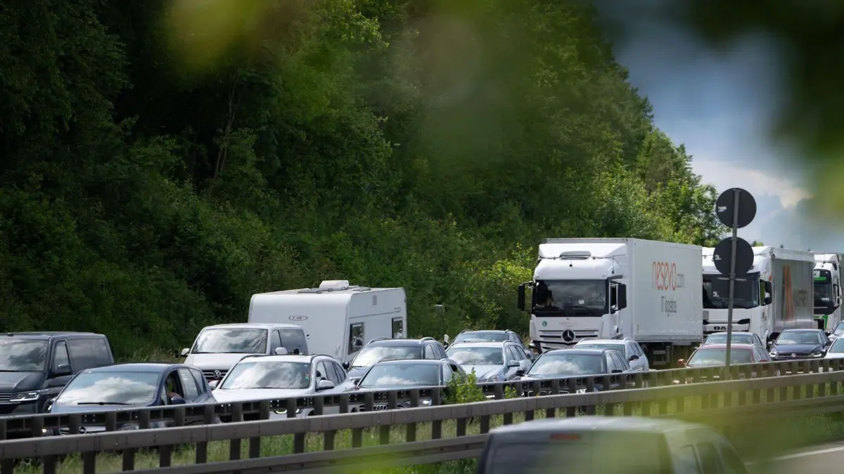 ARCHIV - 06.06.2025, Baden-Württemberg, Gruibingen: Fahrzeuge stauen sich auf der Autobahn A8 bei Gruibingen in Richtung Ulm. (zu dpa: «Heimfahrt im Südwesten: Wo es sich stauen kann und was hilft») Foto: Markus Lenhardt/dpa +++ dpa-Bildfunk +++