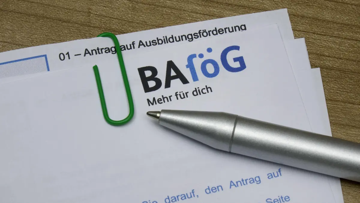 Bundesausbildungsförderungsgesetz Bundesausbildungsförderungsgesetz, 15.04.2022, Borkwalde, Brandenburg, Das BAföG regel: Bundesausbildungsförderungsgesetz Bundesausbildungsförderungsgesetz, 15.04.2022, Borkwalde, Brandenburg, Das BAföG regelt die staatliche Unterstützung für die Ausbildung von Schülern und Studenten. *** Federal Training Assistance Act Federal Training Assistance Act, 15 04 2022, Borkwalde, Brandenburg, The BAföG regulates the state support for the education of pupils and students.