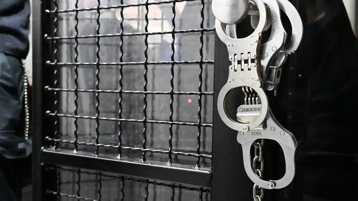 Justitz Gefangenentransporter: Blick in einen Gefangenentransporter der Justitz auf dem Hof des Cottbuser Landgerichtes.