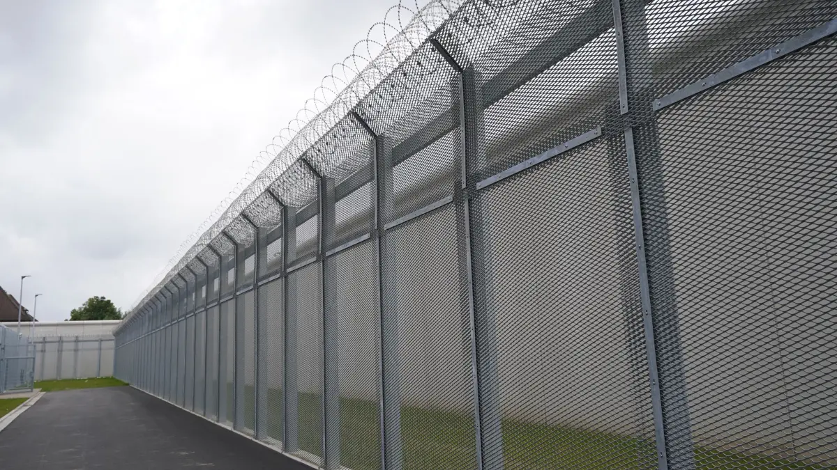 Abschiebehafteinrichtung: ARCHIV - 20.07.2021, Schleswig-Holstein, Gücksstadt: Mit einer Mauer und einem Zaun mit Stacheldraht ist die Abschiebungshafteinrichtung Glückstadt (Schleswig-Holstein) gesichert. (zu dpa: «SPD-Kritik an Dobrindts Vorschlag unbefristeter Abschiebehaft») Foto: Marcus Brandt/dpa +++ dpa-Bildfunk +++