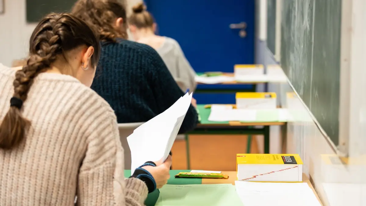 Prüfungen an Schule: ARCHIV - 19.04.2023, Baden-Württemberg, Rottweil: ILLUSTRATION: Schülerinnen und Schüler sitzen während einer Prüfung in einem Klassenzimmer im Leibniz-Gymnasium. (zu dpa: «Petition gegen Leistungsfeststellung für Gymnasiasten») Foto: Silas Stein/dpa +++ dpa-Bildfunk +++