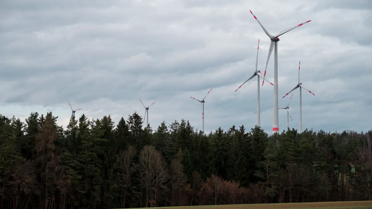 Windkraftanlagen im Lindenhardter Forst: ARCHIV - 13.03.2023, Bayern, Lindenhardt: Blick auf sieben Windkraftanlagen im Lindenhardter Forst. Im Waldgebiet Lindenhardter Forst der Bayerischen Staatsforsten stehen mehrere Windkraftanlagen. Der Freistaat hat im vergangenen Herbst die Errichtung von Windrädern im Wald baurechtlich erleichtert. (zu dpa: «Staatsforsten: Ziel von 500 Windrädern 2030 wird erreicht») Foto: Daniel Vogl/dpa +++ dpa-Bildfunk +++