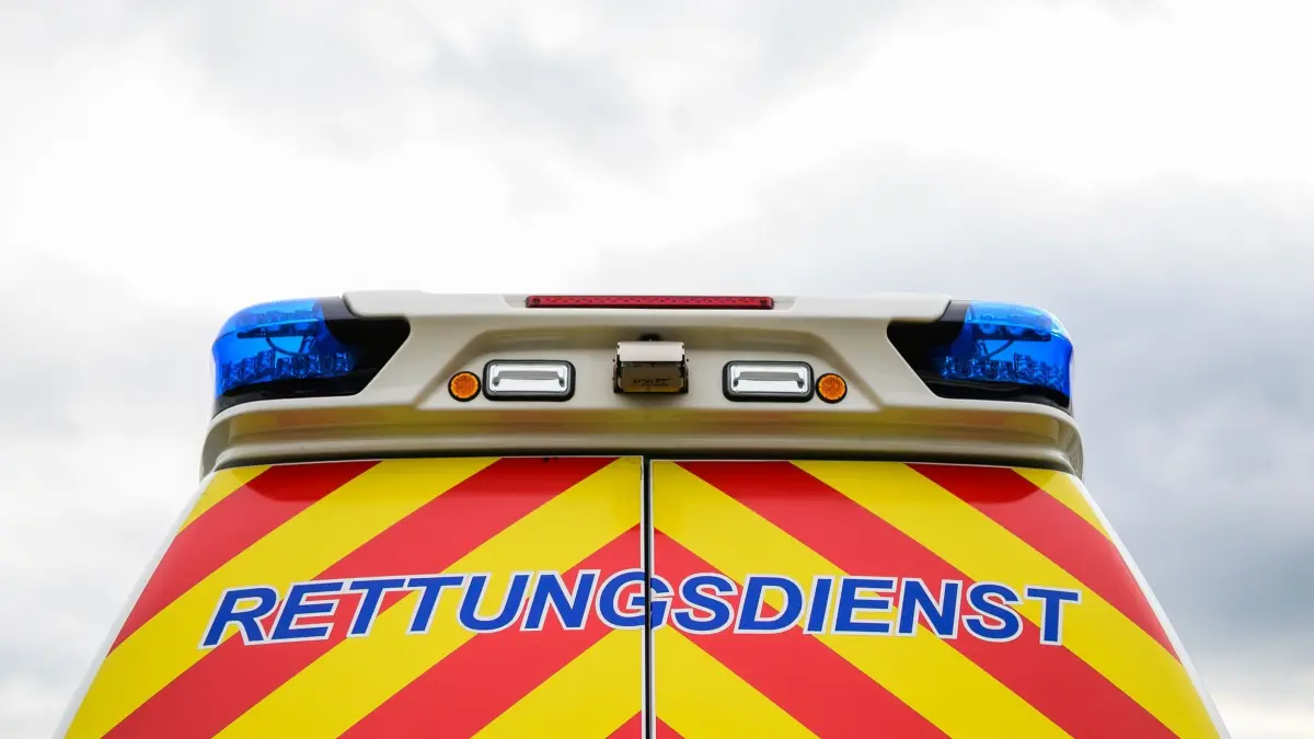 Rettungsdienst: ARCHIV - 21.09.2025, Niedersachsen, Nahrendorf: «Rettungsdienst» steht auf einem Krankentransportwagen. (zu dpa: «Fußgänger stirbt nach Busunfall in Lüneburg») Foto: Philipp Schulze/dpa +++ dpa-Bildfunk +++